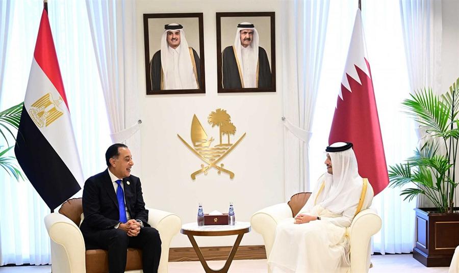 رئيس مجلس الوزراء يلتقي نظيره القطري في الدوحة لبحث سبل تعزيز التعاون المشترك